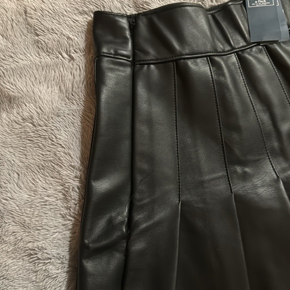 ABERCROMBIE AND FITCH VEGAN LEATHER HIGH RISE PLEATED MINI SKIRT (Faulty) - Picture 3 of 12